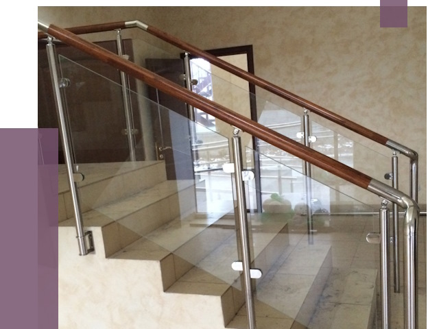 Комбинированные перила из металла и дерева в Новошахтинске