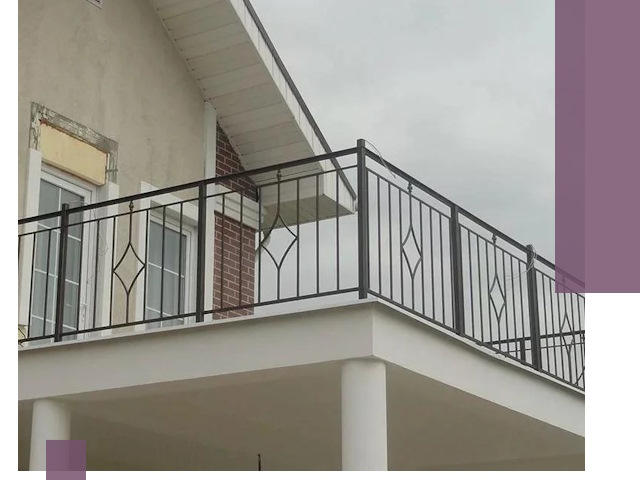 Изготовление балконных ограждений в Новошахтинске из металла и стекла